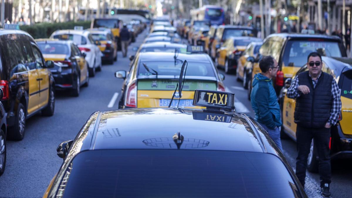 Marcha lenta de taxistas en Barcelona por la muerte de un compañero