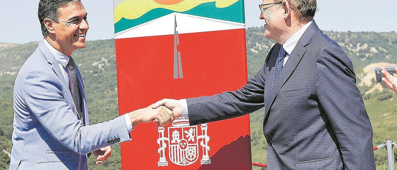 Sánchez y Puig, en la inauguración del tramo de la N-232 en Morella. | DOMÉNECH CASTELLÓ/EFE