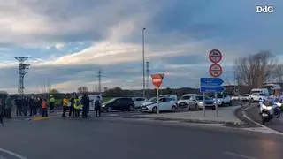 Els docents tallen l'accés a l'autopista a Salt i l'N-II a Vilamalla en una jornada de vaga que promet ser massiva