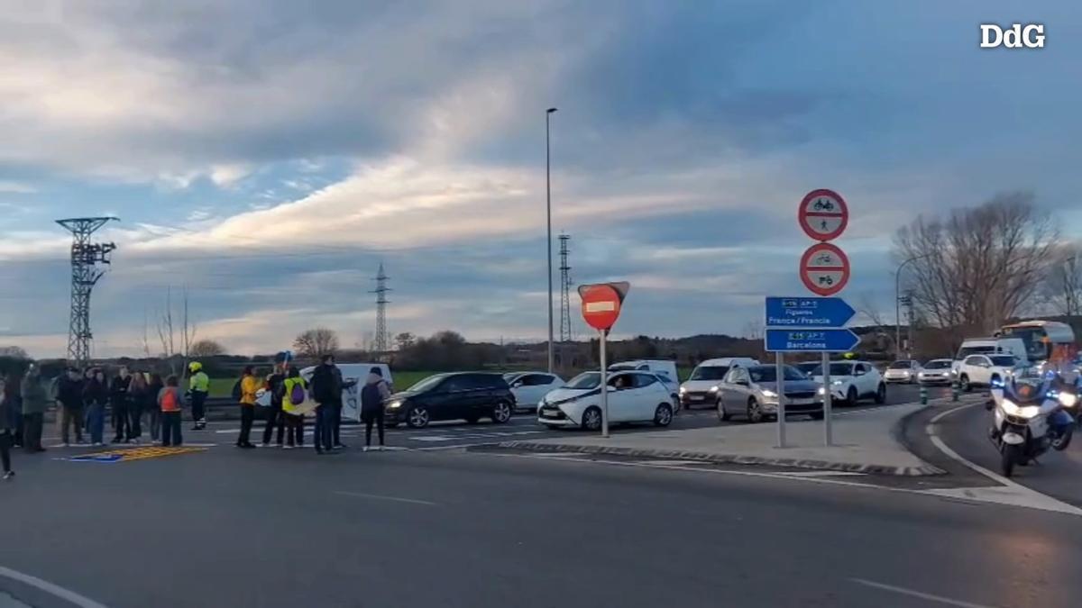 VÍDEO | Els docents tallen l'accés a l'autopista de Salt durant la vaga