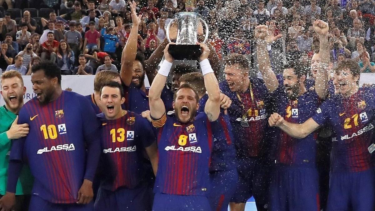 Víctor Tomàs levanta la Copa en el Madrid Arena.