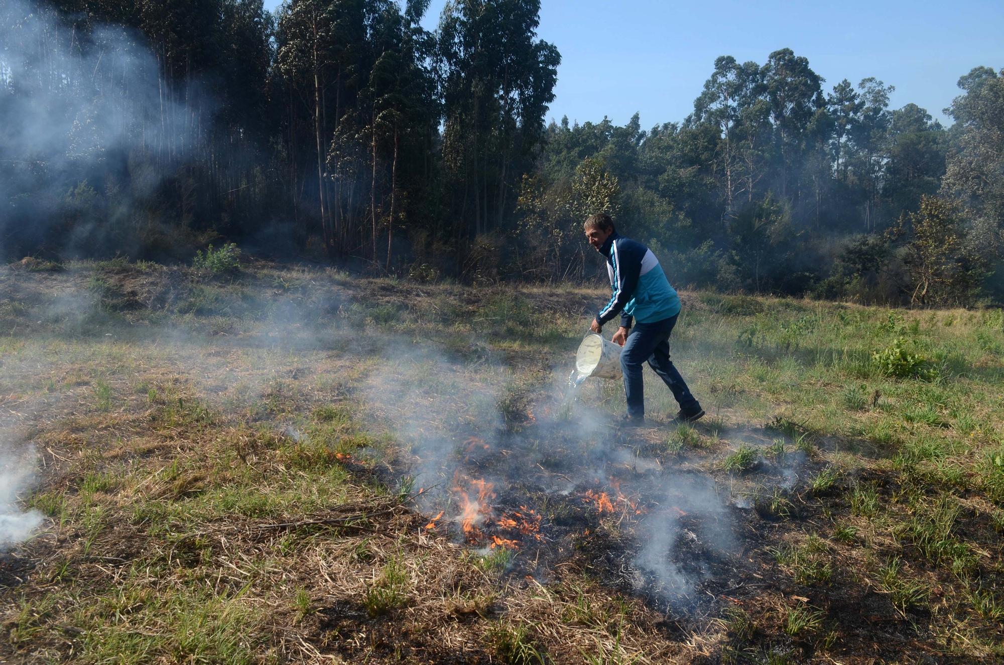 Jornada de humo y cenizas en Arousa con hasta cuatro focos activos