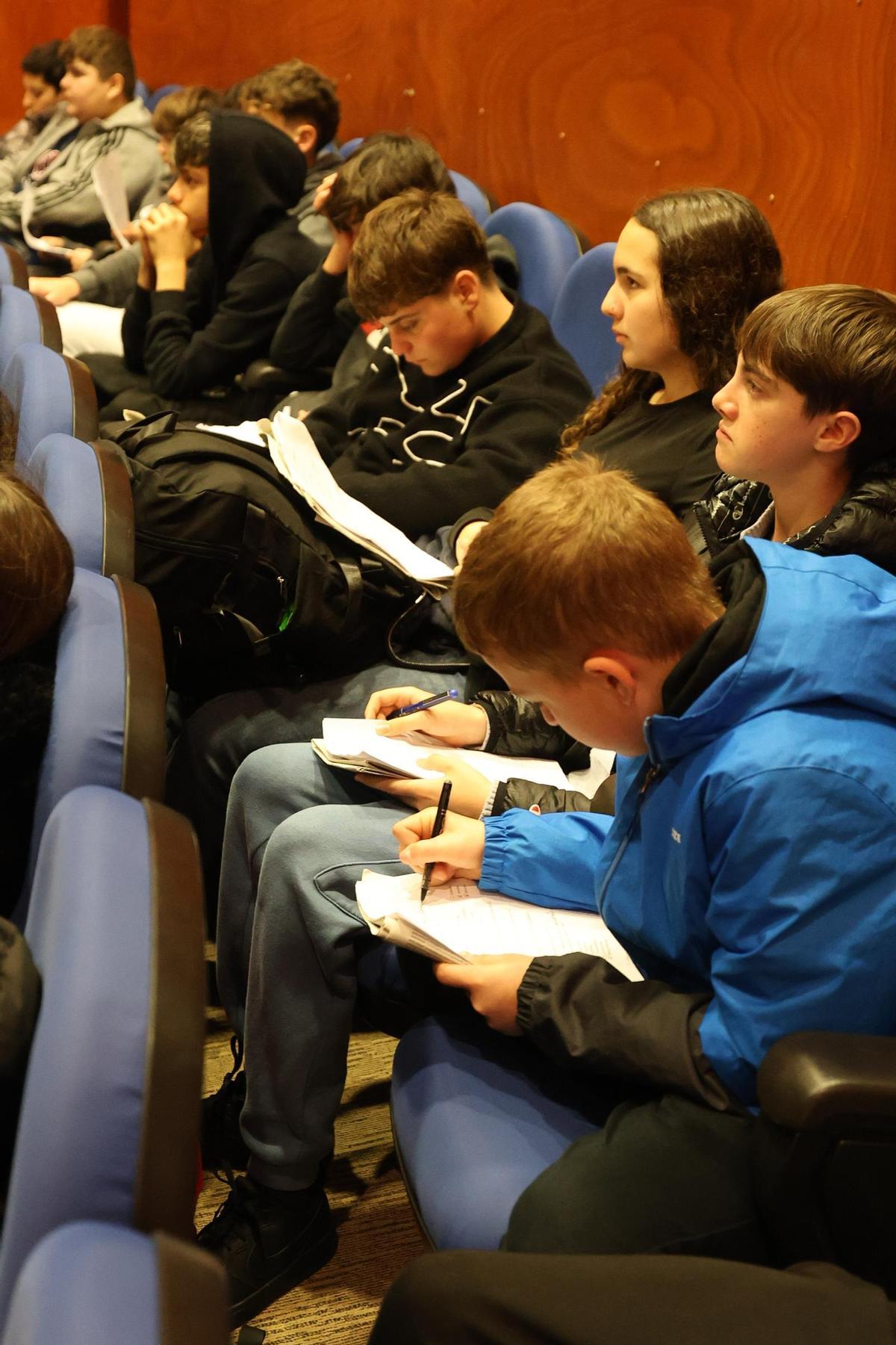 Los alumnos de 2º de la ESO de Sant Agustí visitan el Diario de Ibiza Los alumnos de 2º de la ESO de Sant Agustí visitan el Diario de Ibiza