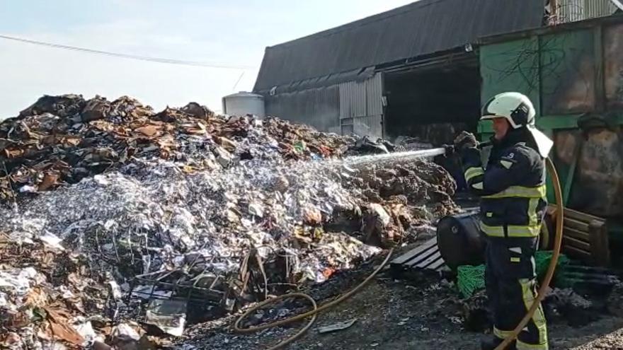 Un bombero trabajando en la zona