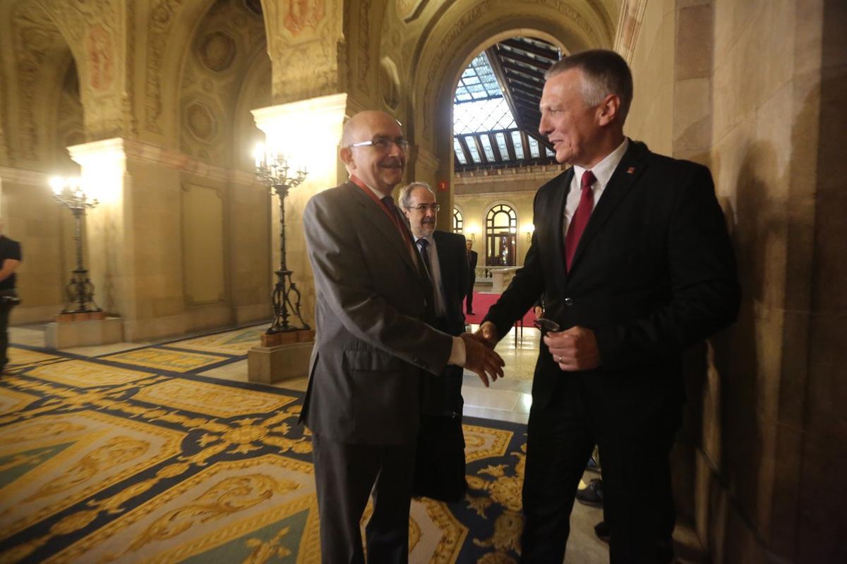 El president de la comissió d’Afers Institucionals, Jean Castel (dreta), rep Miguel Ángel Gimeno, aquest dimecres al Parlament.