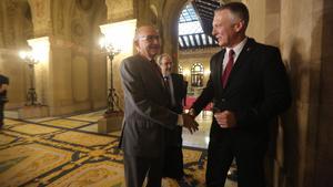 El president de la comissió d’Afers Institucionals, Jean Castel (dreta), rep Miguel Ángel Gimeno, aquest dimecres al Parlament.