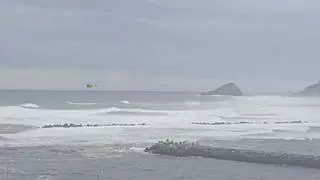 Doble tragedia por el oleaje en Asturias: fallece un turista caído al mar en San Esteban y una mujer muere en Cudillero