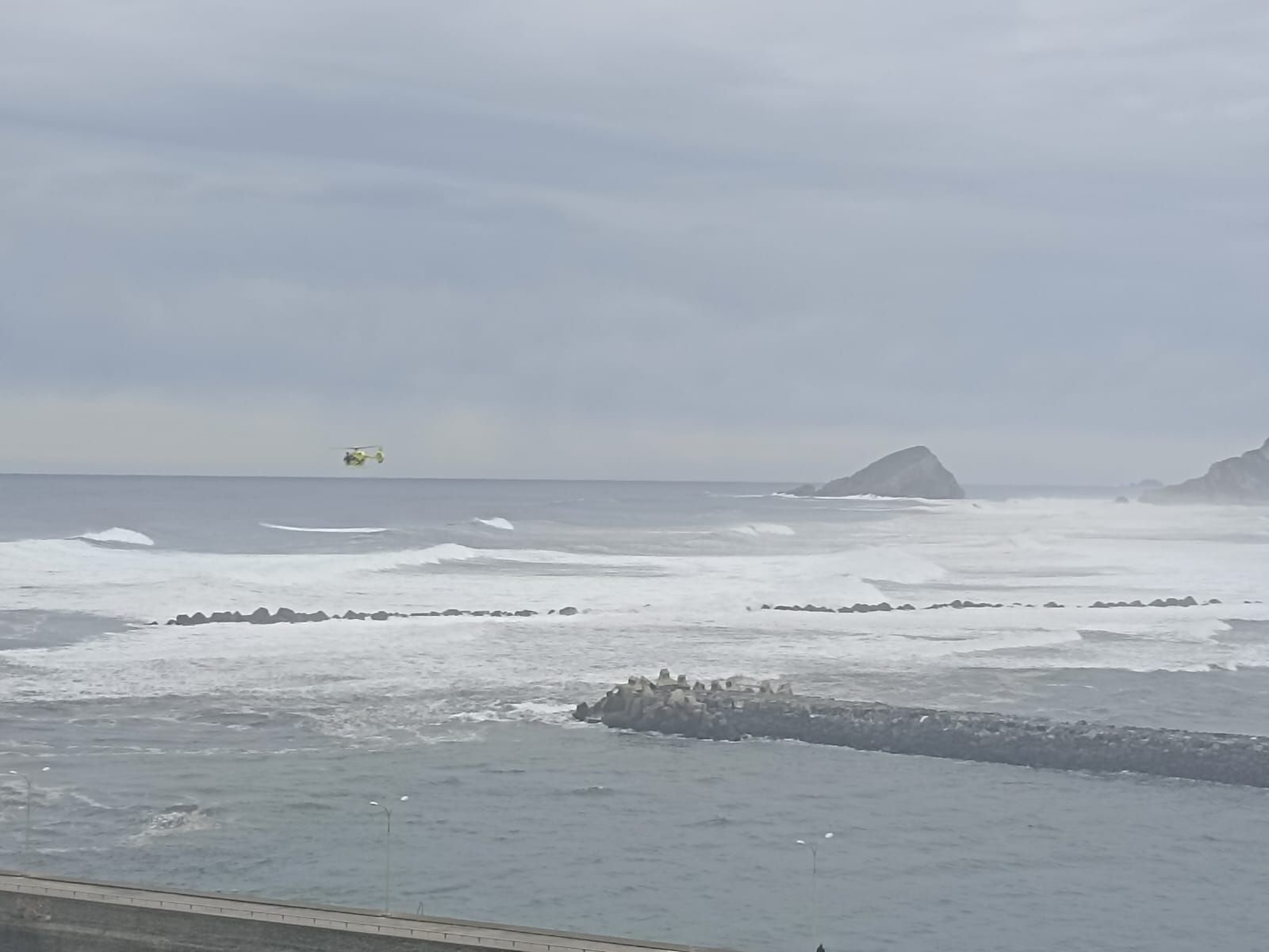 EN IMÁGENES: Dos fallecidos tras caer al mar por el oleaje en San Esteban y Cudillero