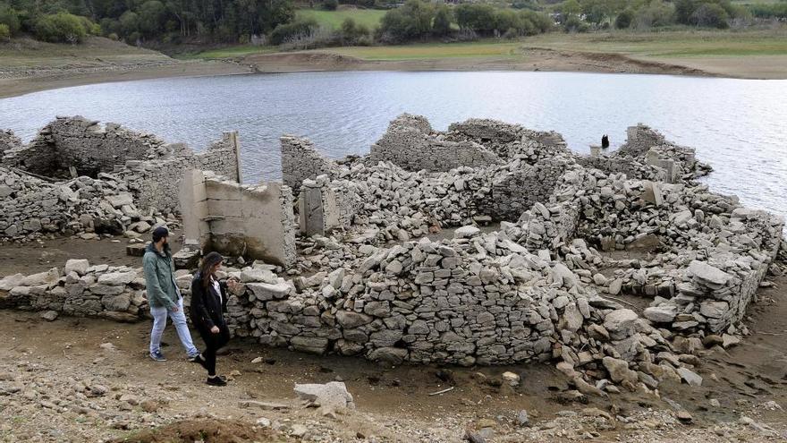 Los restos de O Marquesado, en Agolada, emergen por efecto de la sequía en el embalse de Portodemouros. // Bernabé/Javier Lalín