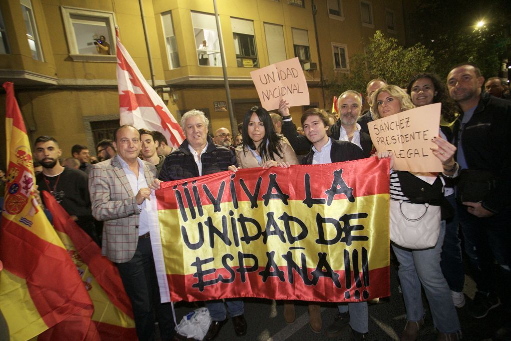 Cientos de manifestantes vuelven a asediar la sede del PSOE en Murcia