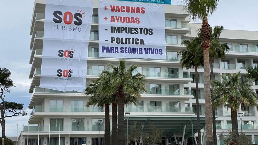 Arranca la campaña SOS Turismo: los hoteles ya lucen las pancartas con su lema