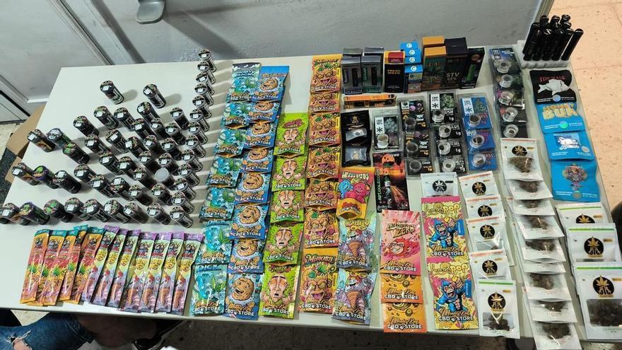 Un perro policía detecta más de diez productos sospechosos en Taurito