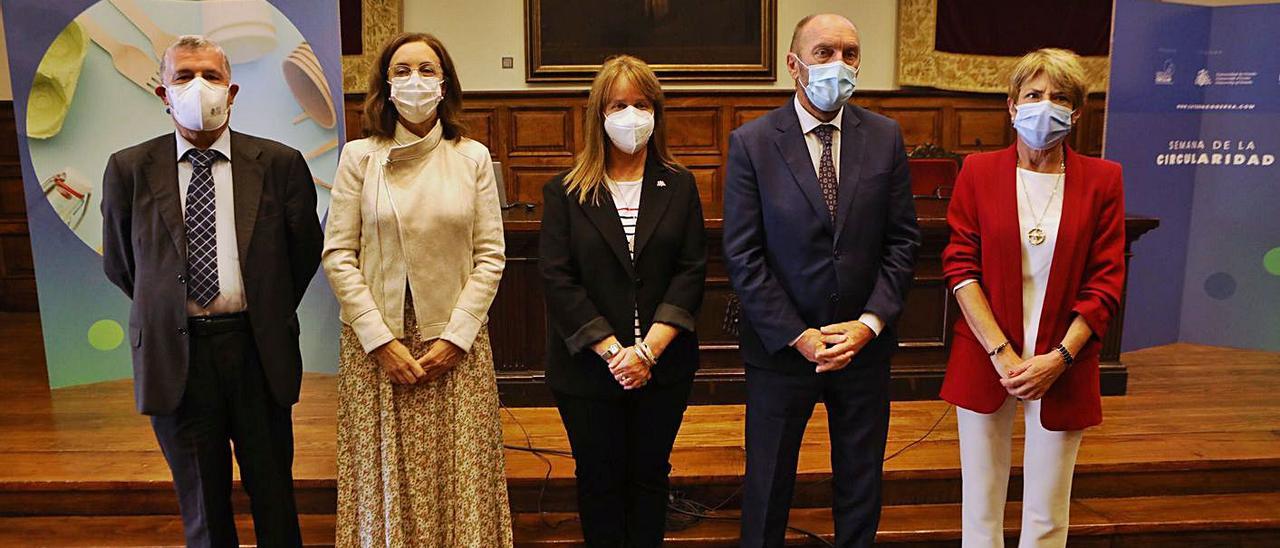 Por la izquierda, Herminio Sastre (director de la cátedra), Paz Orviz (gerente de Cogersa), Sandra Velarde (vicerrectora de Sostenibilidad), Juan Cofiño (vicepresidente y consejero de Medio Ambiente) y Elena Fernández (jefa de sostenibilidad de Cogersa), ayer, en la inauguración de la actividad en la Universidad de Oviedo. | Cristina Velasco