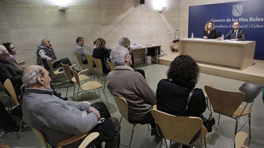 Conferencia de Adicae ayer en la biblioteca Can Sales de Palma.