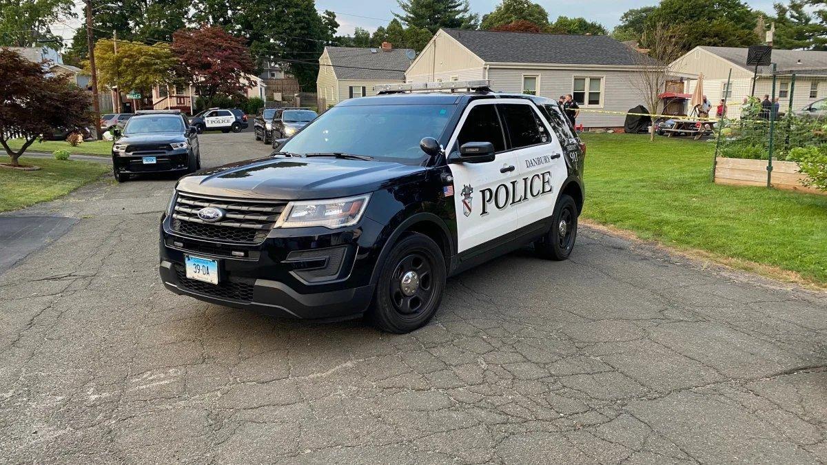 La Policía de Danbury frente al lugar del crimen.