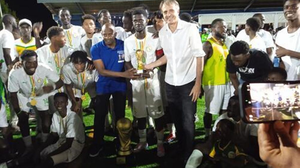 El regidor d'Esports Anjo Valentí lliura el trofeu de guanyador al capità de la selecció del Senegal