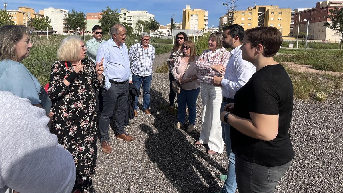 Falomir encabezó la visita junto al PSPV de Moncofa al terreno donde alzarán el instituto.