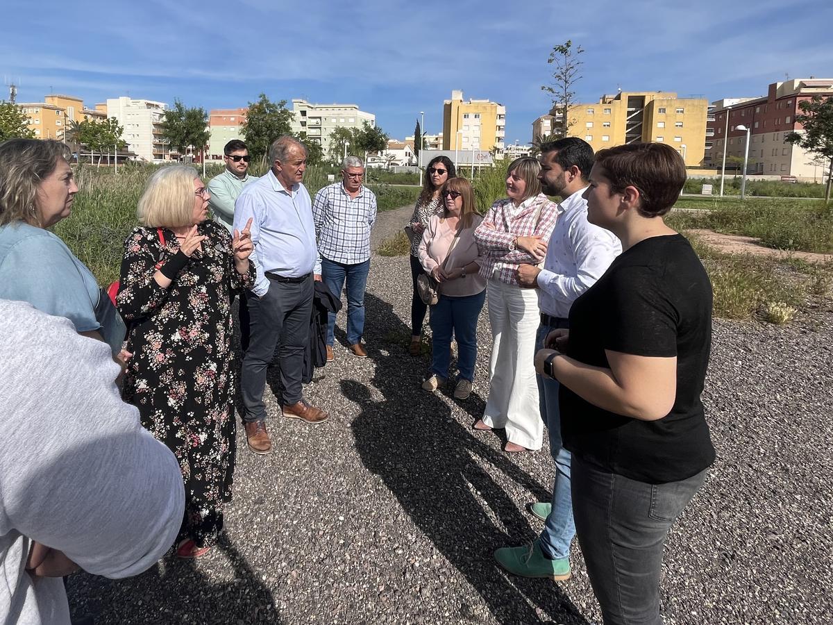 Falomir encabezó la visita junto al PSPV de Moncofa al terreno donde alzarán el instituto.