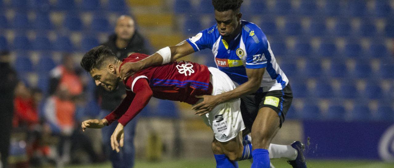 Moha Traoré, de nuevo el más destacado del Hércules, intenta quitarse de encima al goleador Diego Jiménez.