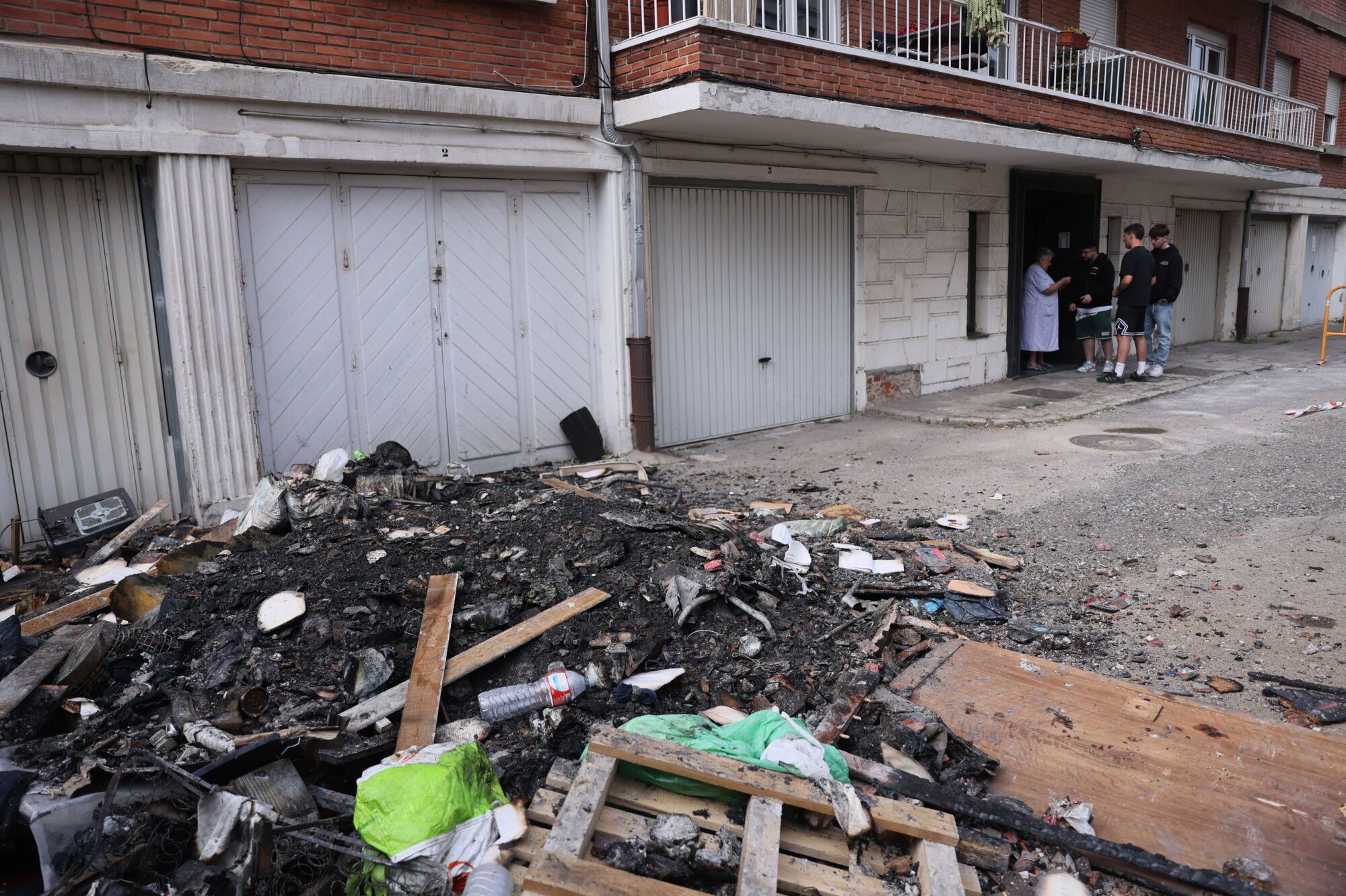En imágenes: uno jóvenes evitan una tragedia al despertar de madrugada a los vecinos de un bloque en llamas