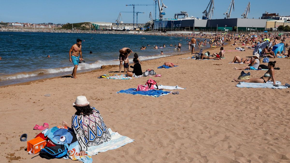 Bañistas en la playa del Arbeyal.