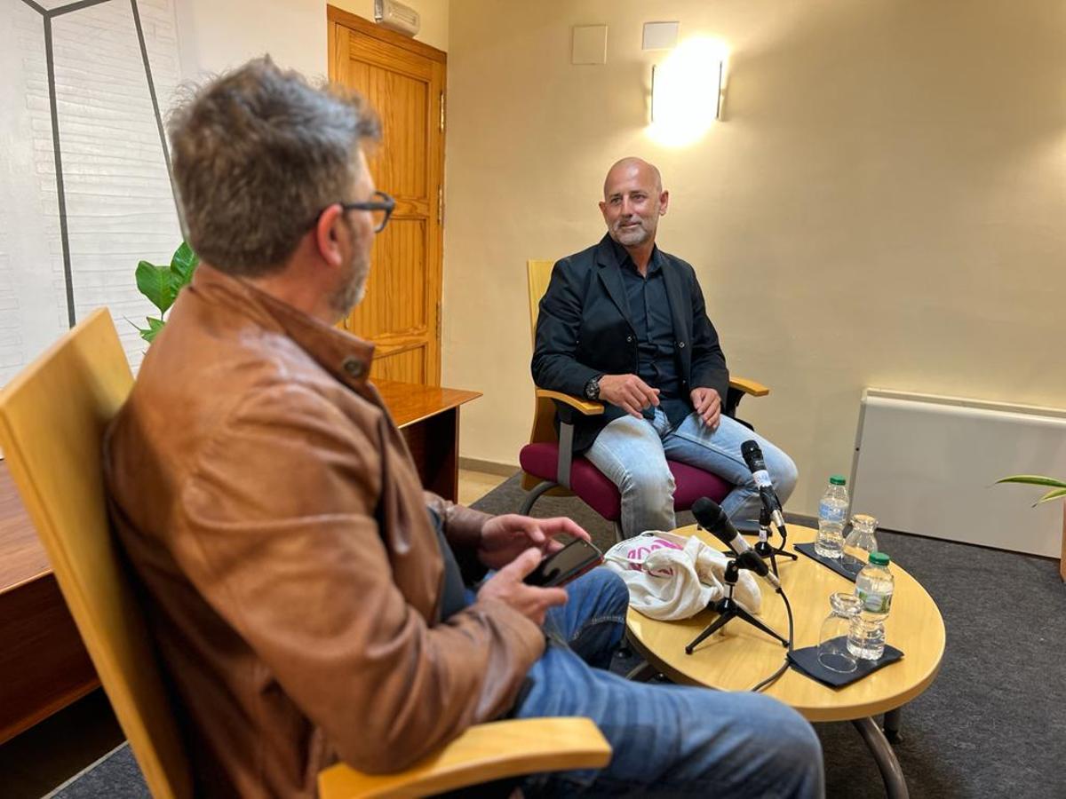 Joan Tur y José Mata, durante la presentación de &quot;Corrales&quot; en la biblioteca de Gandia