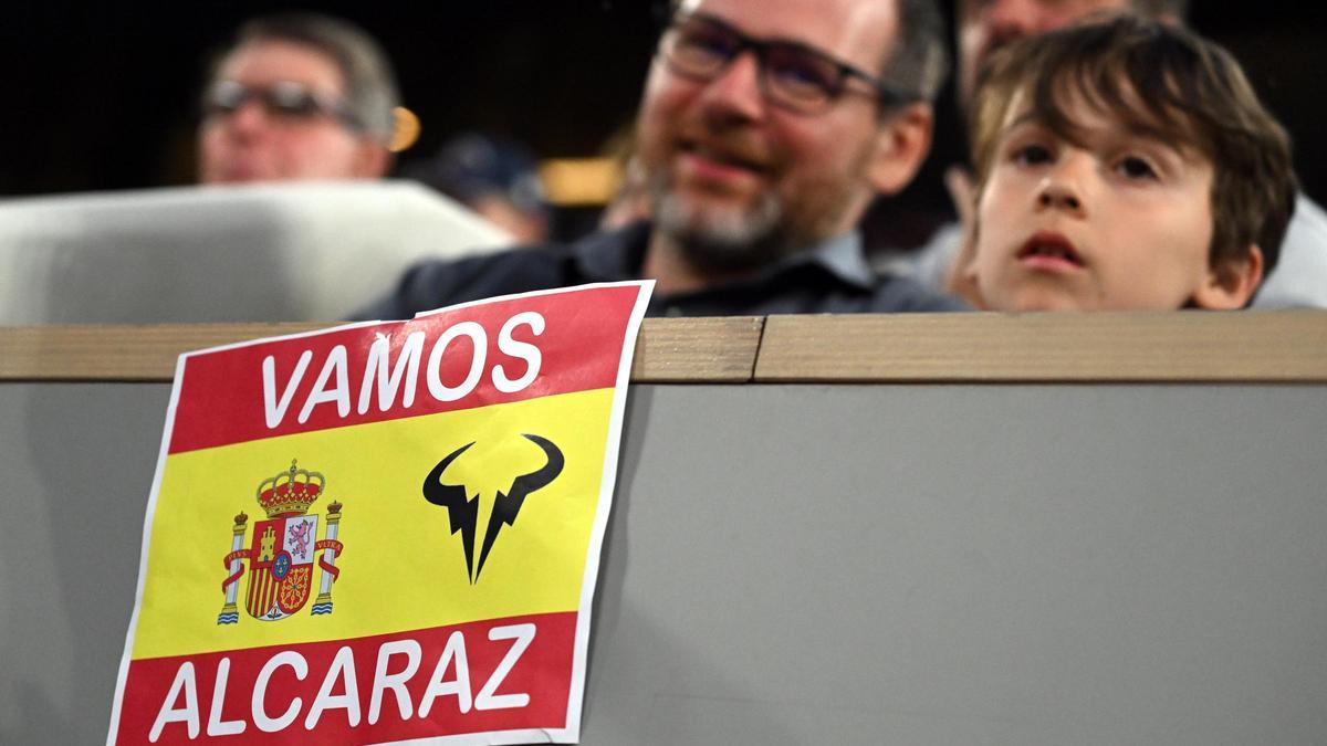 Unos aficionados animando a Carlos Alcaraz
