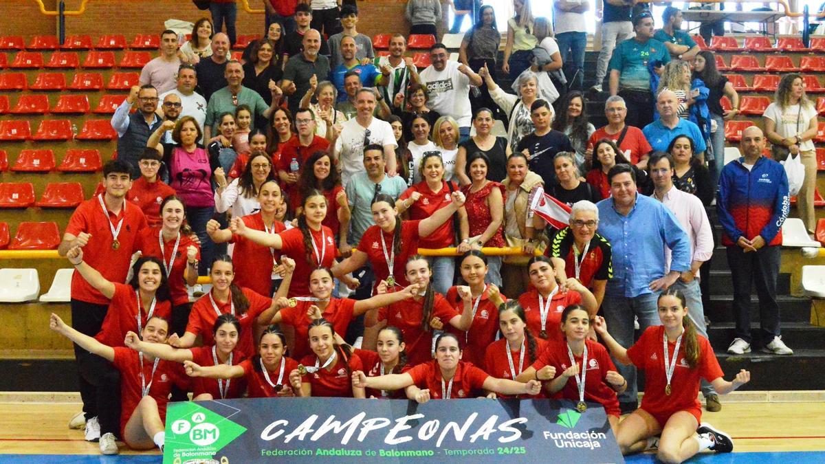 El conjunto femenino del Córdoba Balonmano celebra el título andaluz.