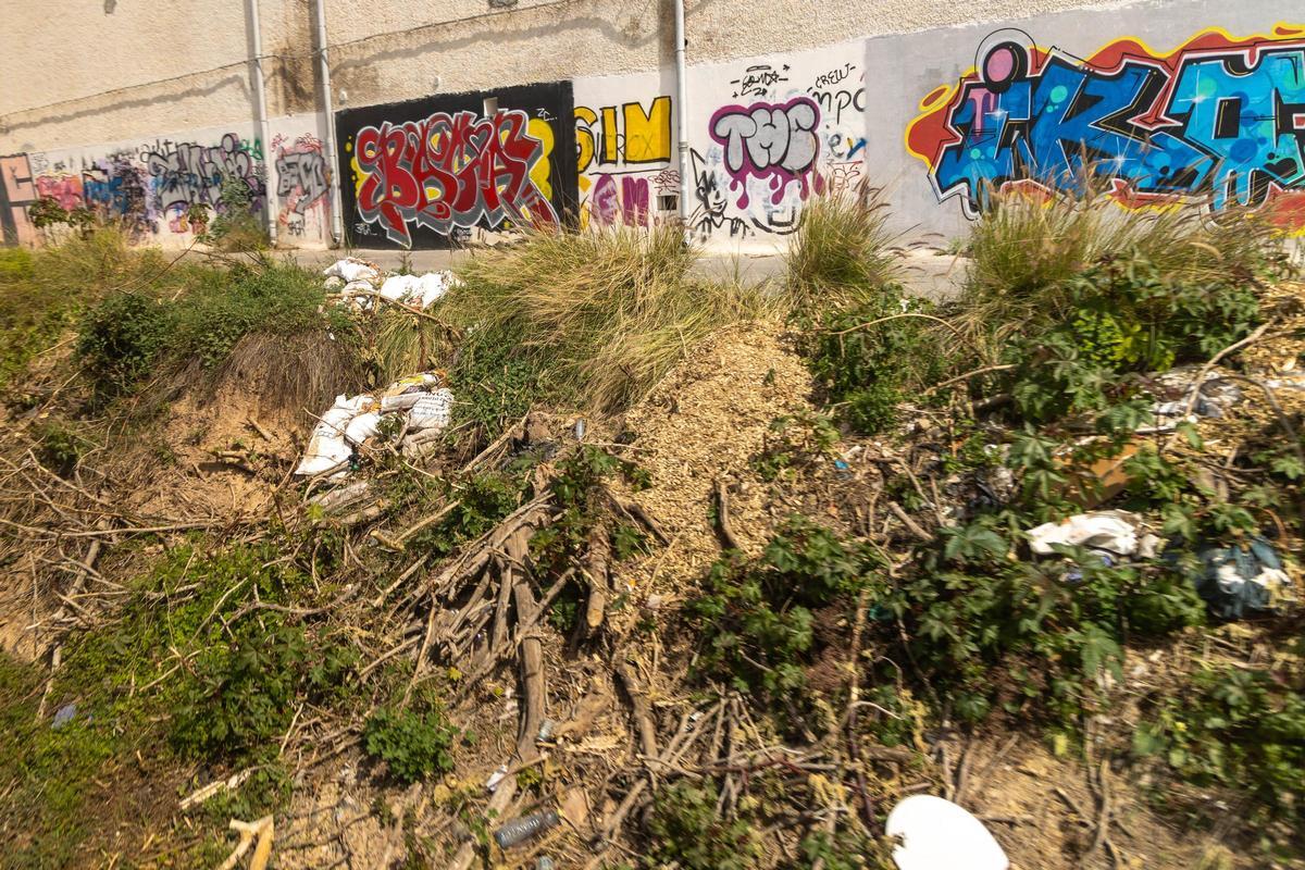 Basura a la salida de un túnel.