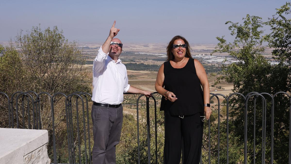 El delegado del Gobierno en Madrid, Francisco Martín, en el punto de observación del eclipse solar en Los Santos de la Humosa.