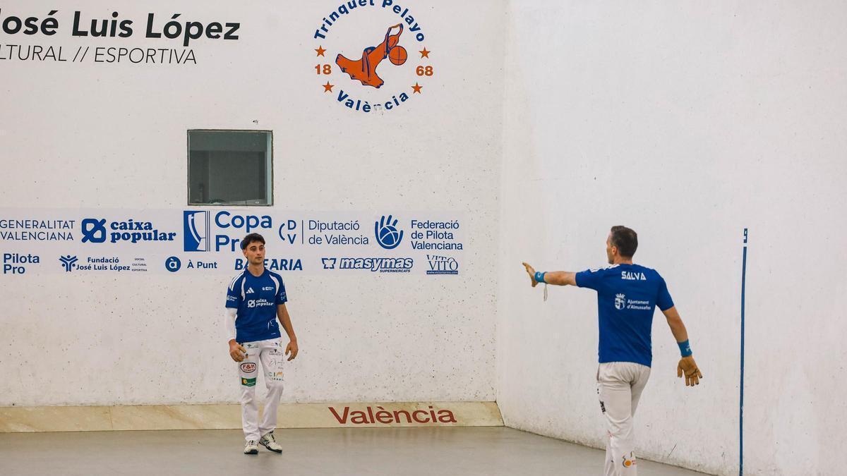 Salva dona instruccions a Diego