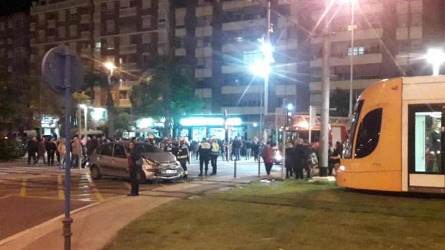 Imagen del coche y el TRAM accidentados.