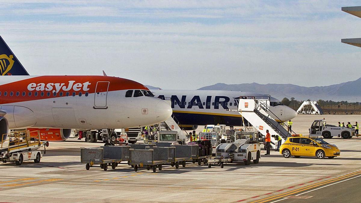 Varios aviones en el aeropuerto de Corvera. | F. G