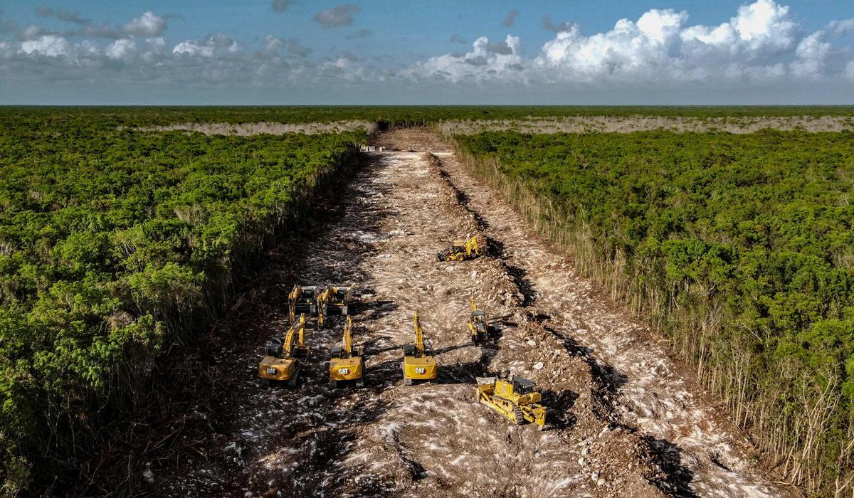 Vista aérea de la construcción del Tren Maya, entre Tulum y Playa del Carmen, en el estado de Quintana Roo, México, el 14 de abril del 2022.