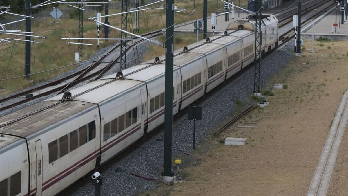 Un tren Alvia saliendo de la estación de ferrocarril de Zamora.