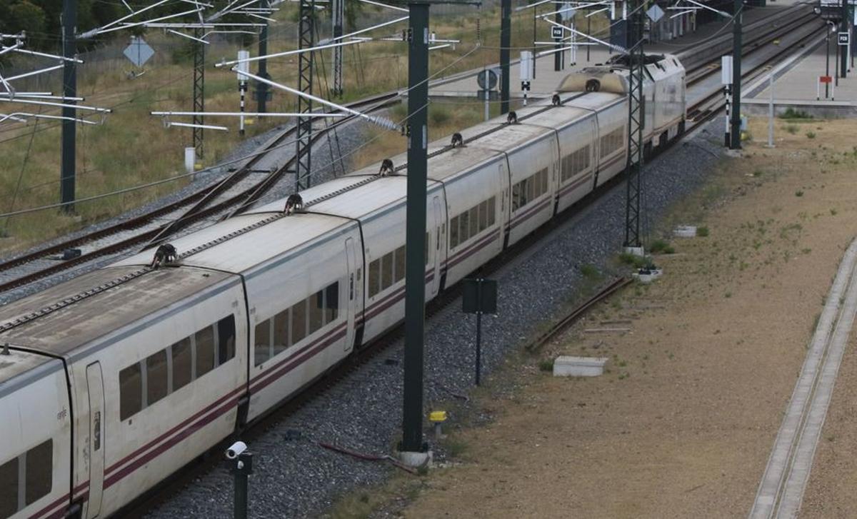 Un tren Alvia saliendo de la estación de ferrocarril de Zamora.