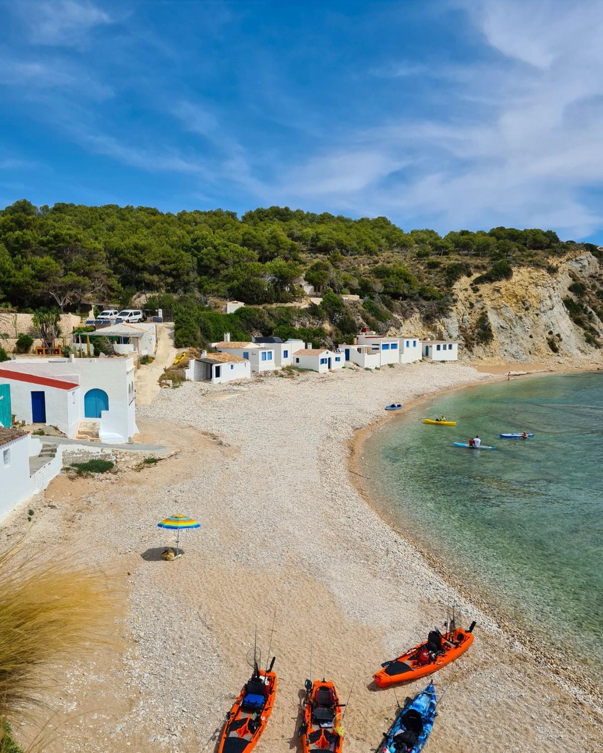 Xàbia abre la puerta a un verano de calas, acantilados, puertos con sabor marinero y planes ligados al mar.