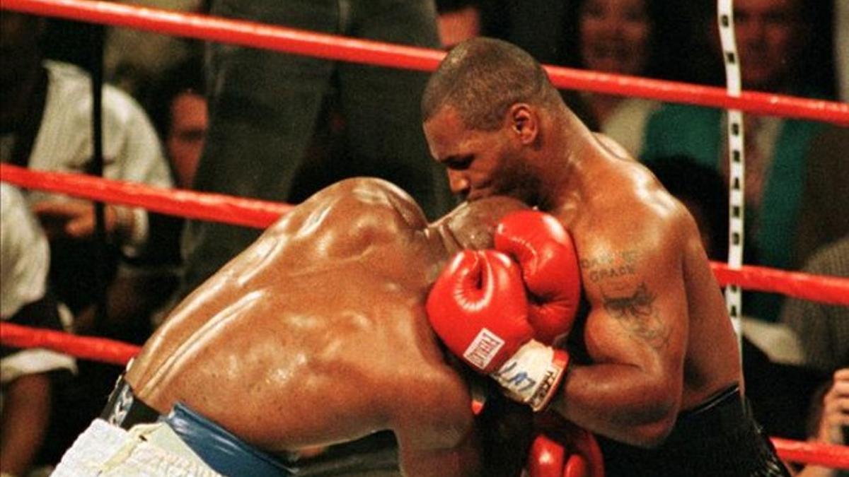 Tyson le arrancó un trozo de oreja a Evander Holyfield en 1997