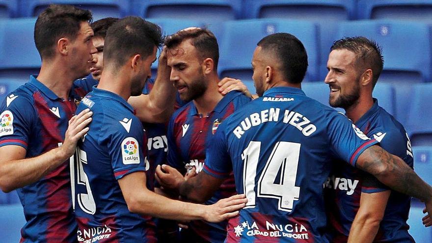 Los jugadores del Levante UD felicitan a Borja Mayoral tras marcar un gol.