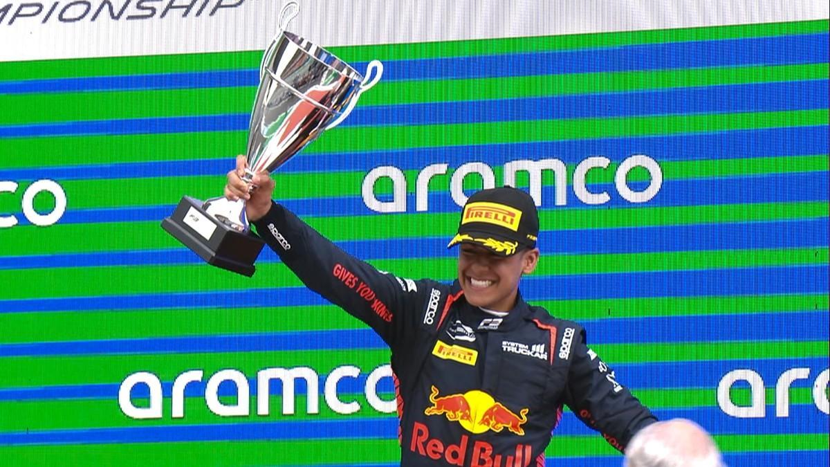 Arvin Lindblad, tras vencer en la carrera de Fómrula 3 en el Circuit de Barcelona-Catalunya