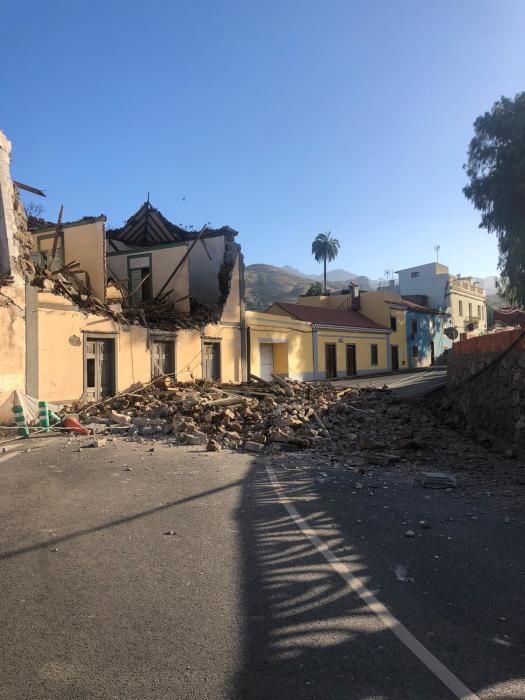 Derrumbe de la fachada de una casa en la carretera