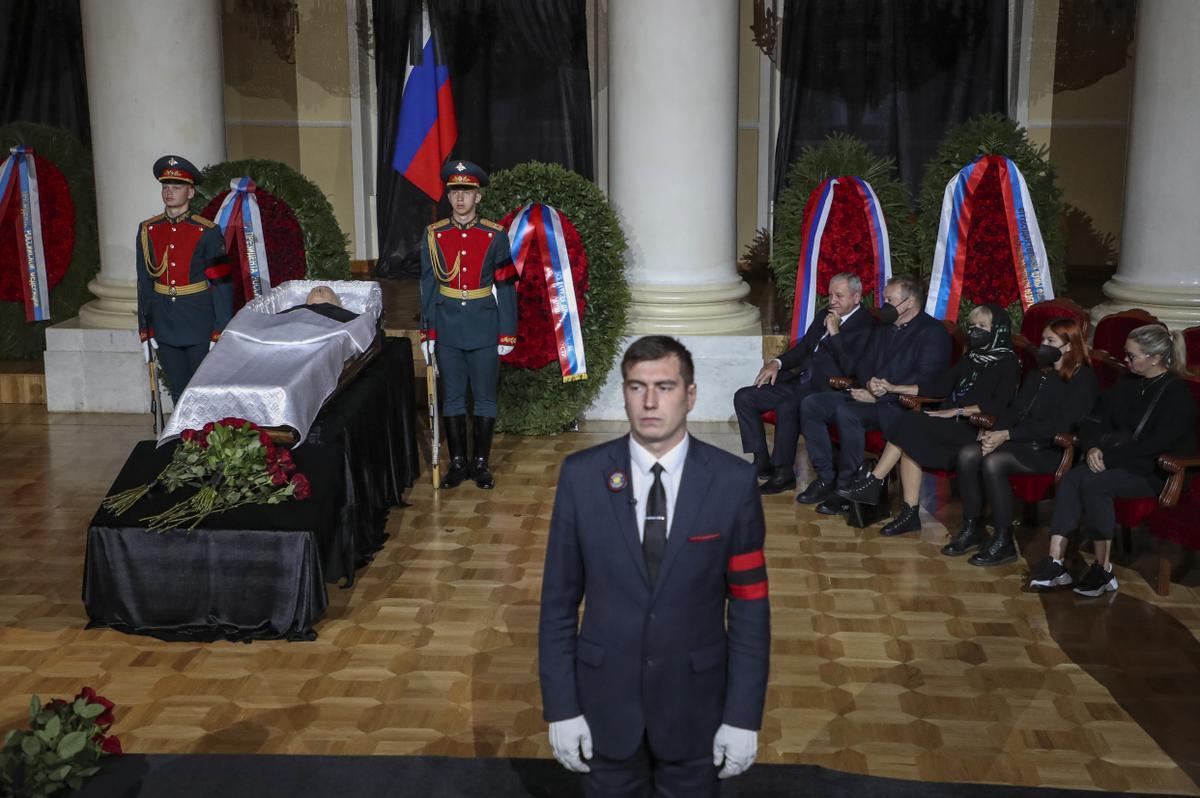 Familiares se sientan cerca del ataúd con el cuerpo del difunto expresidente soviético Mikhail Gorbachev, durante la ceremonia de despedida en el Salón de las Columnas de la Casa de los Sindicatos en Moscú, Rusia.