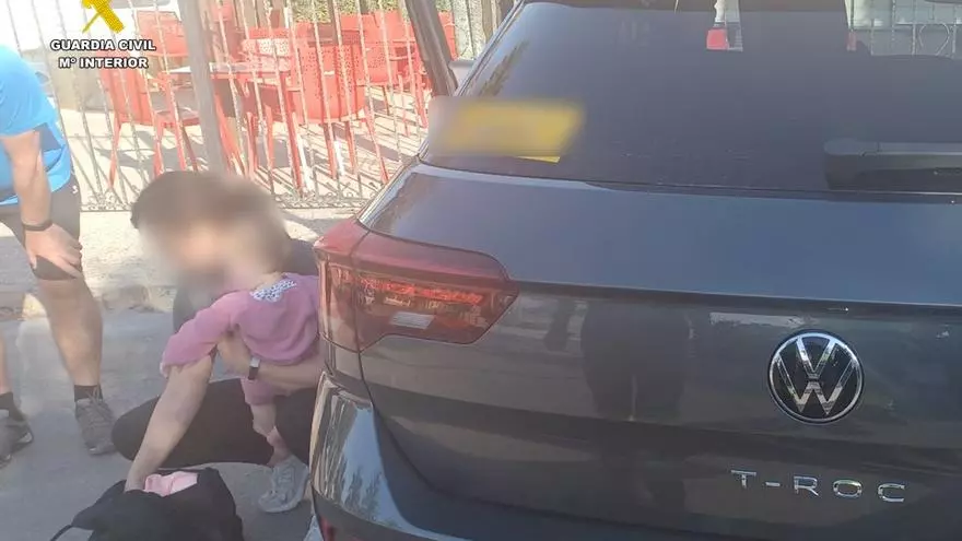 Rescatan a una bebé encerrada en un coche en Torrevieja