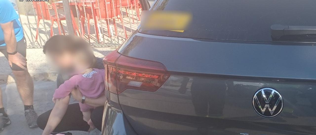 Rescatan a una bebé encerrada en un coche en Torrevieja