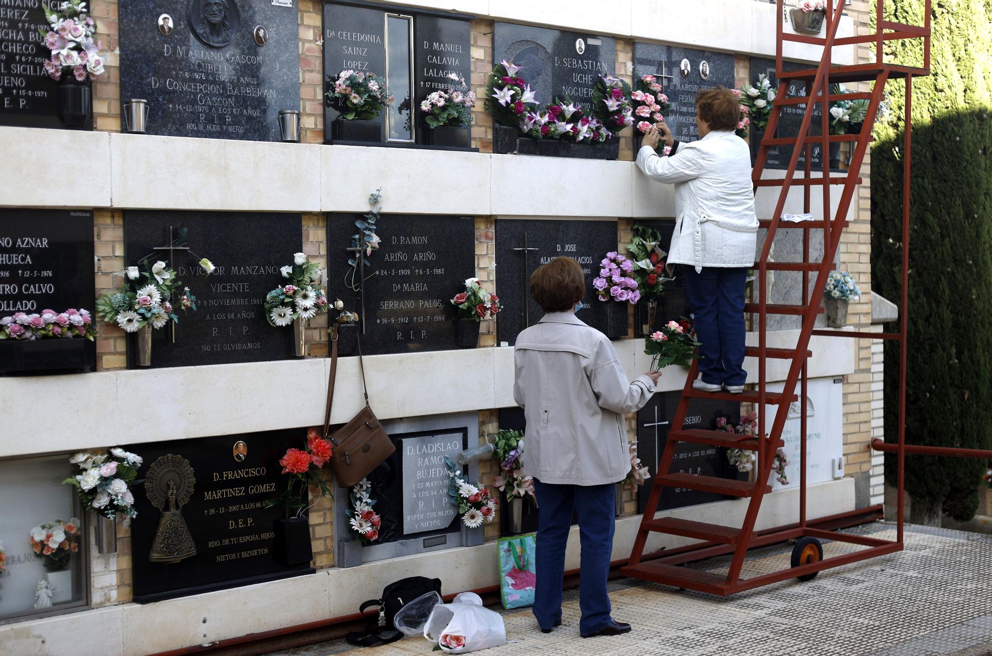 El cementerio de Torrero recibe ya a los visitantes más adelantados por Todos los Santos
