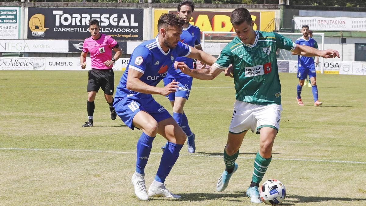 Pablo Salgueiro, del Coruxo, controla el balón ante Artabe.