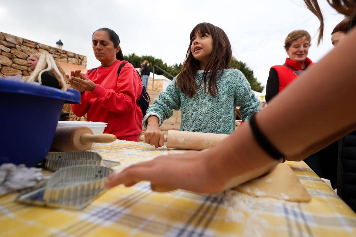 Un momento del proceso de elaboración de ‘orelletes’ en el taller impartido por Can Rei.