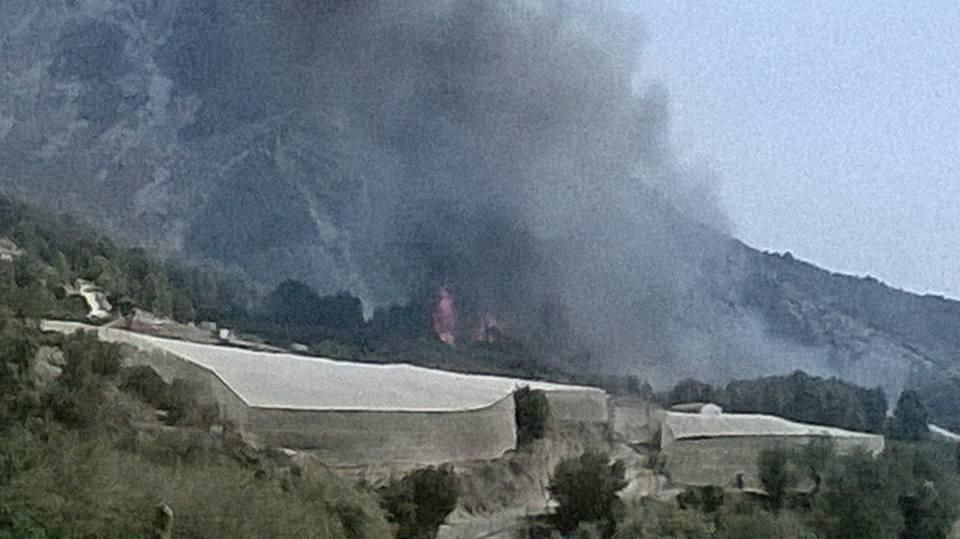 Las llamas se reproducen en el incendio de Bolulla