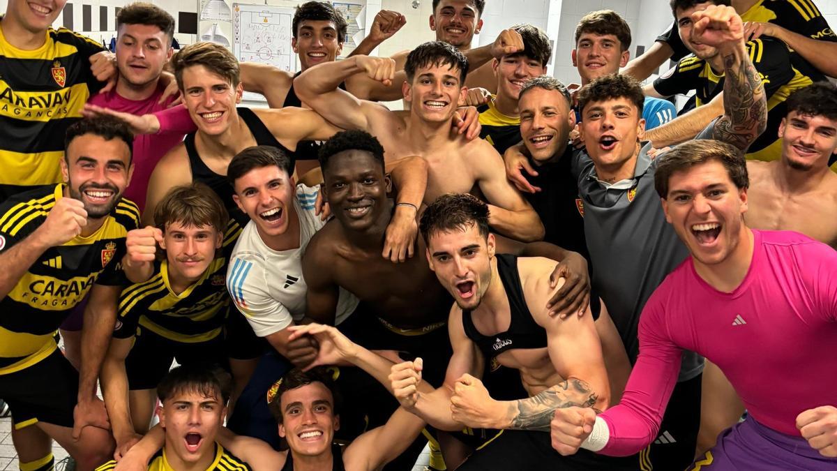 Los jugadores del Deportivo Aragón celebran la victoria ante el Mutilvera en el vestuario.