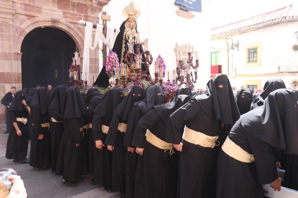 La Virgen de los Dolores en su Amparo y Misericordia, iniciando su recorrido por las calles de Málaga